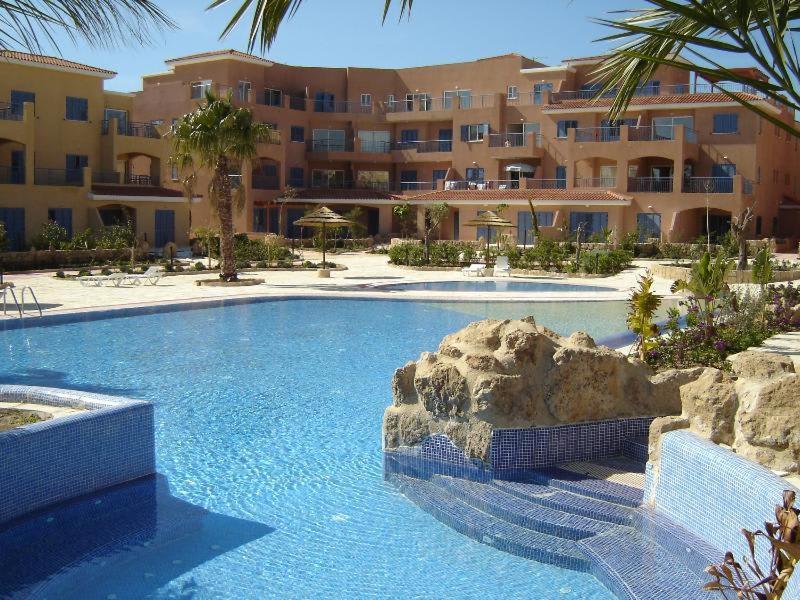 Stylish 1 bedroom apartment in Limnaria Gardens Paphos Buitenkant foto