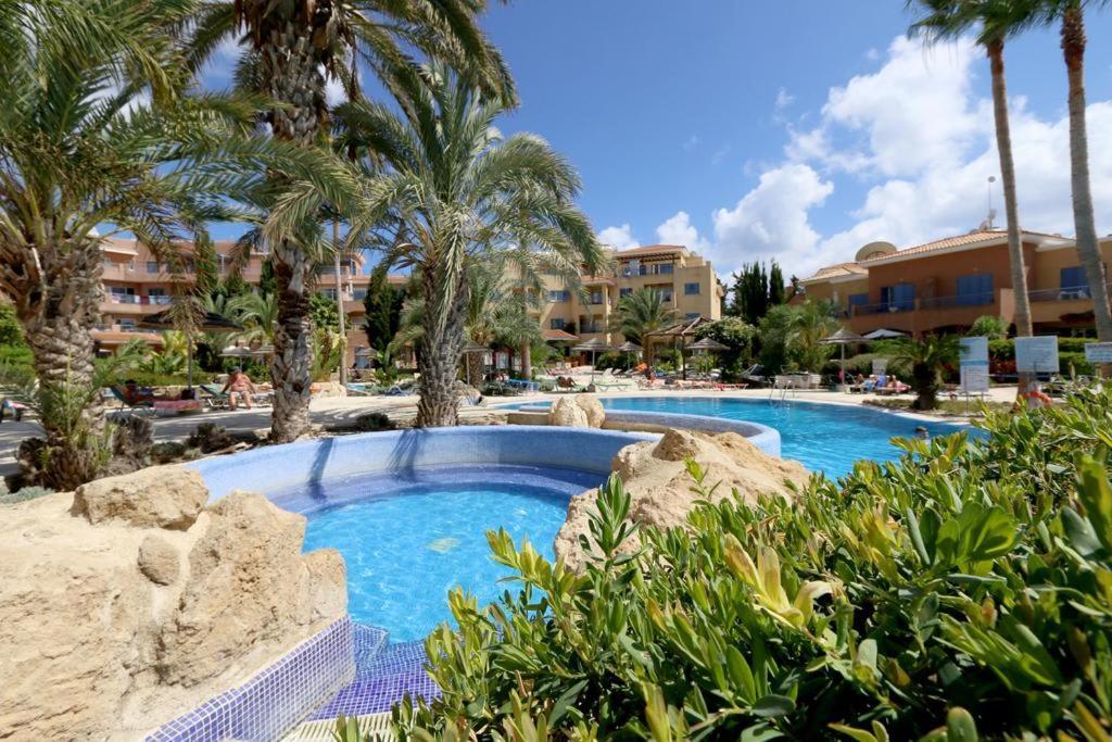 Stylish 1 bedroom apartment in Limnaria Gardens Paphos Kamer foto