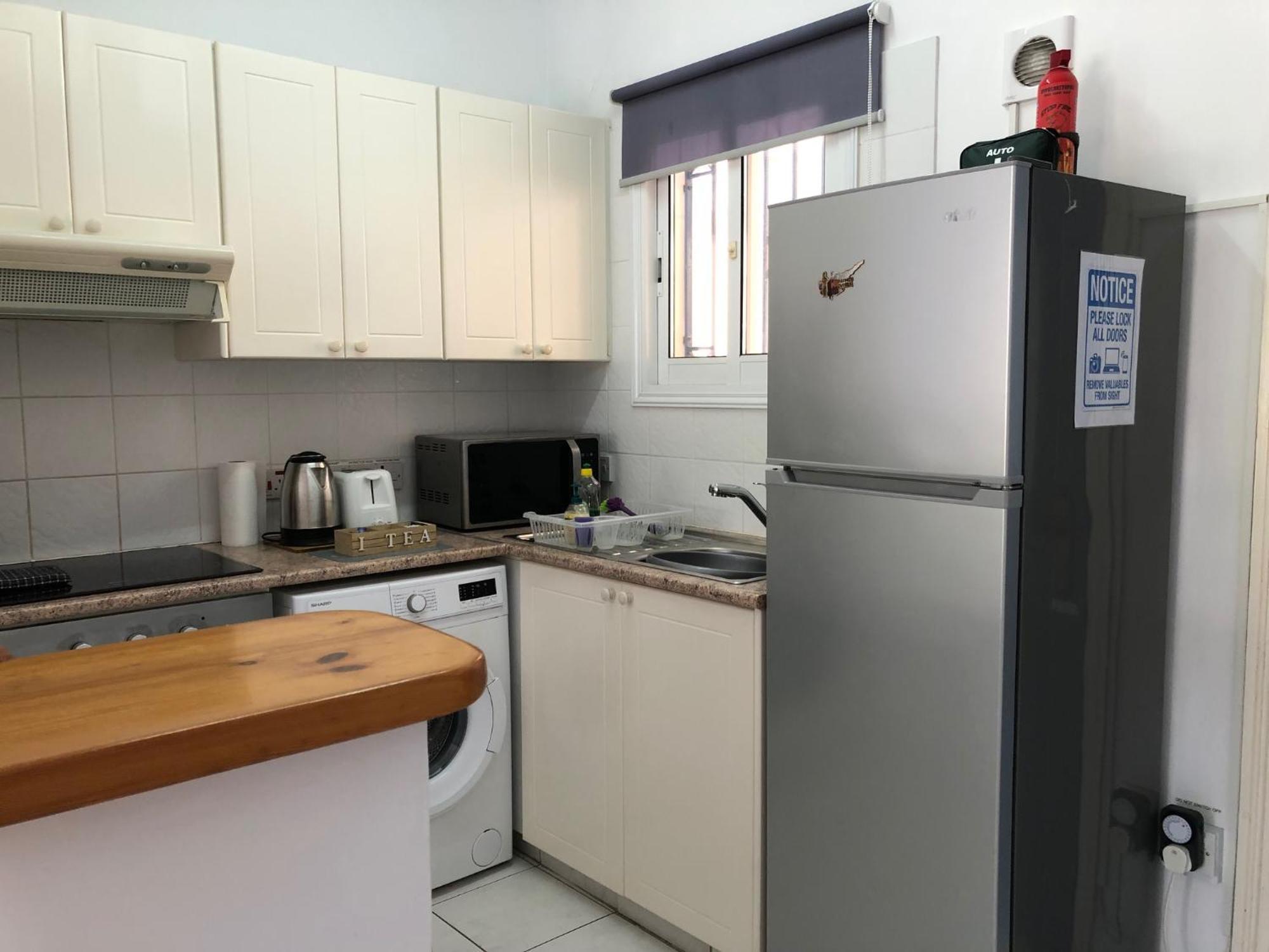 Stylish 1 bedroom apartment in Limnaria Gardens Paphos Buitenkant foto