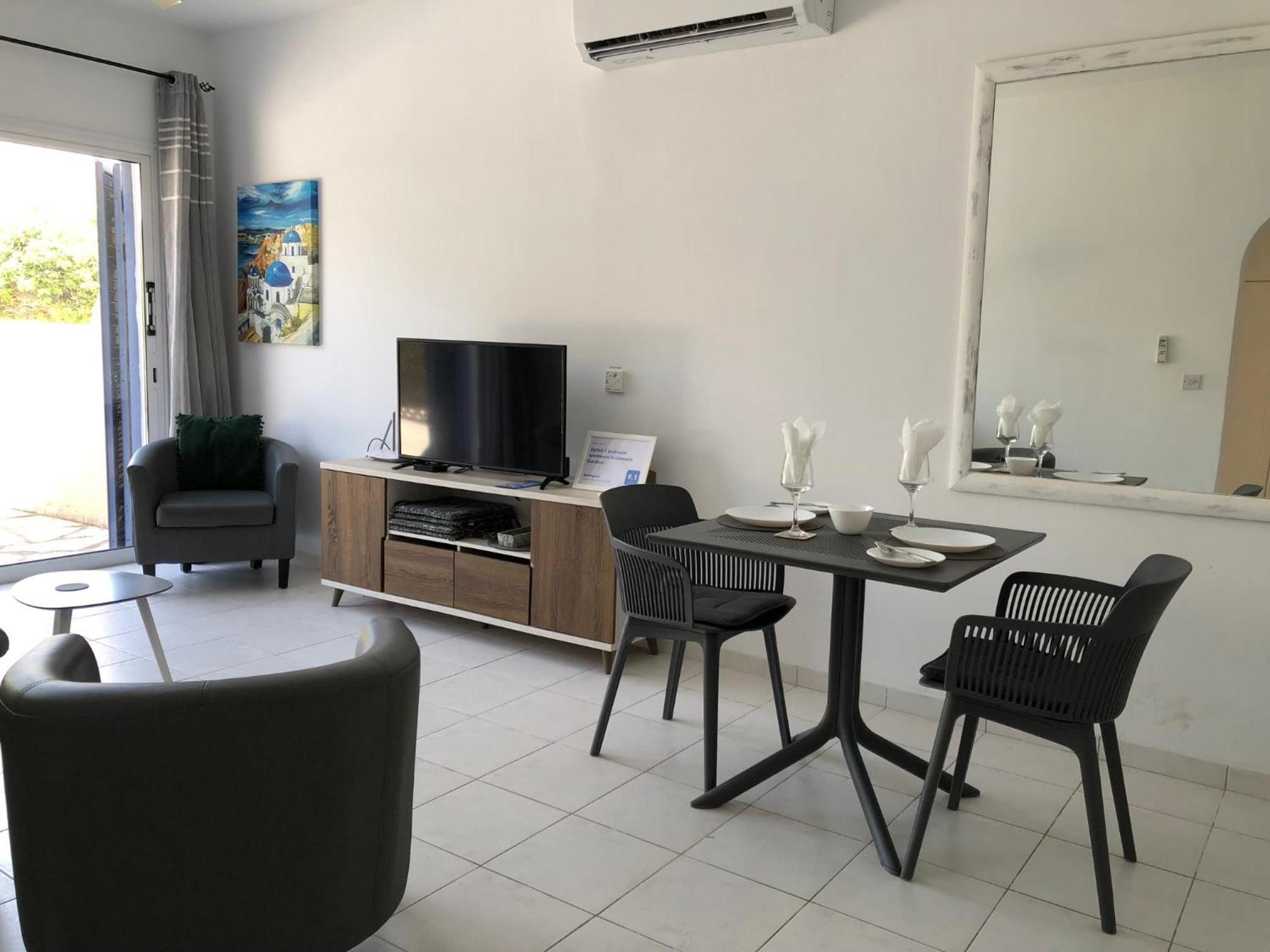 Stylish 1 bedroom apartment in Limnaria Gardens Paphos Buitenkant foto