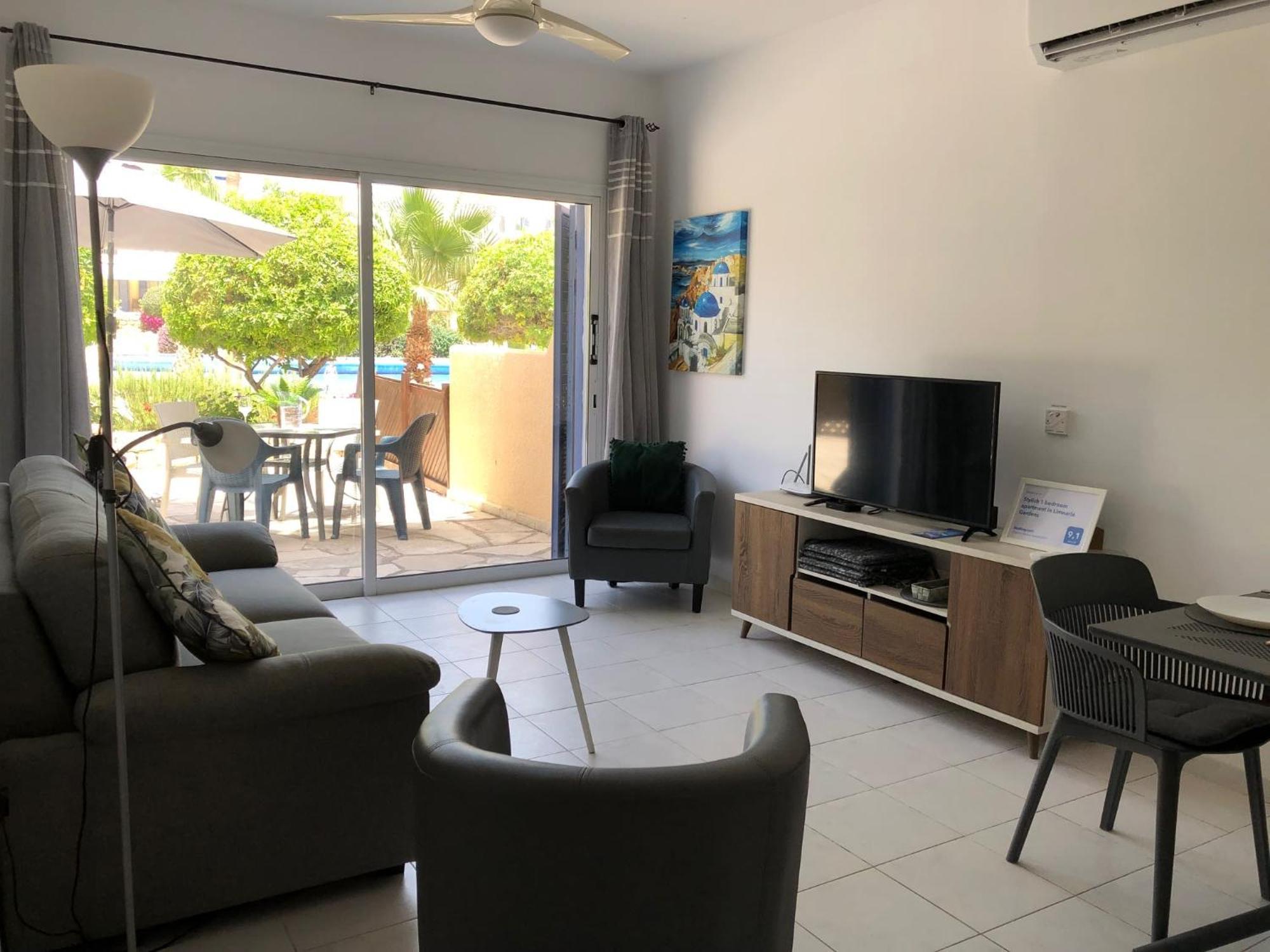 Stylish 1 bedroom apartment in Limnaria Gardens Paphos Buitenkant foto