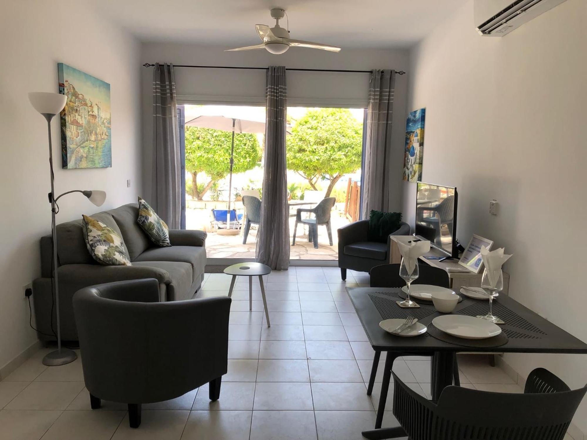 Stylish 1 bedroom apartment in Limnaria Gardens Paphos Buitenkant foto