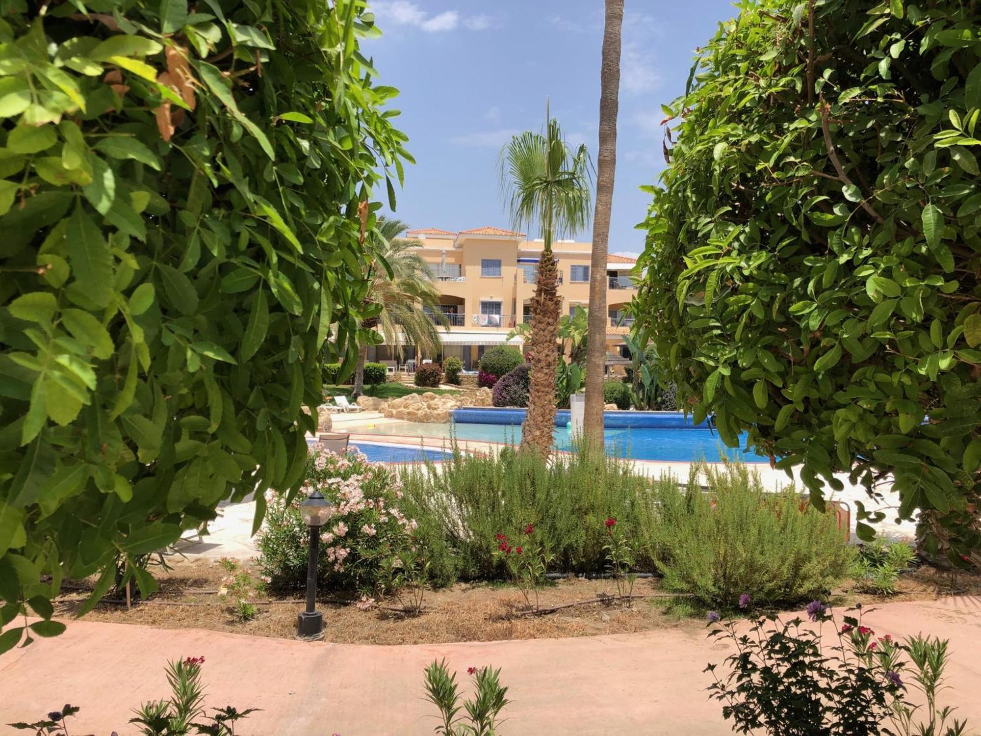 Stylish 1 bedroom apartment in Limnaria Gardens Paphos Buitenkant foto