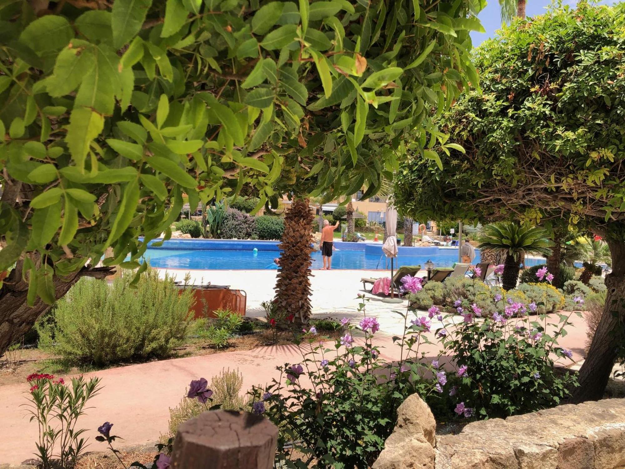 Stylish 1 bedroom apartment in Limnaria Gardens Paphos Buitenkant foto